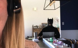 Anh chồng gây bão mạng vì chuyên "phá sóng" mỗi khi vợ họp online bằng những màn cosplay đỉnh cao