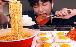 Cứ tưởng làm mukbang vừa được ăn vừa "hái ra tiền" nhưng các Youtuber xứ Hàn đang phải đứng trước thách thức khắc nghiệt