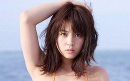 Bạn gái diễn viên được gọi là thiên thần bãi biển của cầu thủ tuyển Nhật