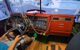 Nam game thủ chơi lớn, “chế” hẳn căn phòng để trải nghiệm sự sống động của game lái xe tải