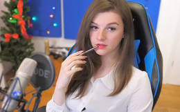 Ăn mặc, trang điểm như con gái, nam streamer bất ngờ bị cấm kênh khi tự chạm vòng một của chính mình