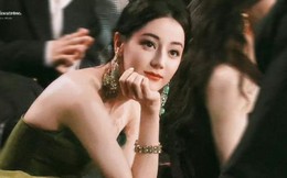 Địch Lệ Nhiệt Ba bị chê giả tạo