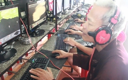 Cụ ông người Việt ngồi chơi Đế Chế ngoài quán net khiến cộng đồng xôn xao