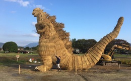 Bức tượng Godzilla cao 7 mét bằng... rơm gây sốt mạng xã hội