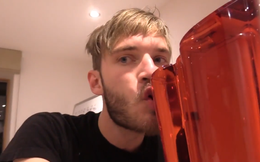 Sau cú lừa ngoạn mục mang về 50 triệu sub, PewDiePie được YouTube trao tặng "báu vật" chưa ai có