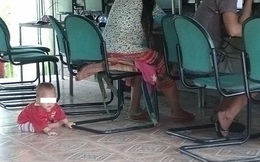 Choáng với cặp vợ chồng đi chơi net để con bò lồm cồm dưới sàn
