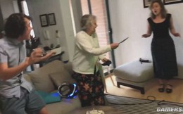 Bị cháu lừa chơi game kinh dị trên kính thực tế ảo, cụ bà 80 tuổi lấy súng thật ra bắn nhau với quái vật