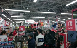Người Nhật xếp hàng dài suốt đêm chỉ để được chạm tay vào Nintendo Switch sáng nay