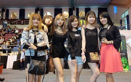 Team streamer tập hợp toàn gái xinh vừa ăn mừng sinh nhật 3 tuổi, vừa được Youtube tặng quà Nút Bạc