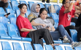 Maria Ozawa đi xem SEA Games, cổ vũ trận U22 Indonesia đấu U22 Thái Lan