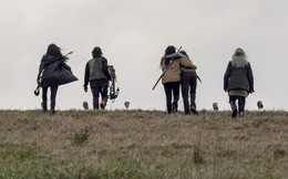 The Walking Dead S9 tập 15: Aplha "cắm cọc" người thị uy - Cú sốc kinh hoàng cho những người sống sót