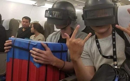 2 thanh niên cuồng PUBG đội mũ 3 ôm hòm thính lên máy bay, còn hỏi cộng đồng 'Nhảy đâu đây mấy bác?'