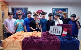 LMHT: Chưa đến CKTG, các tuyển thủ SKT T1 đã nhận được cup vô địch từ... cộng đồng fan