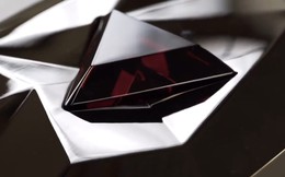 Viên pha lê đỏ đẹp không tì vết này chính là phần thưởng 100 triệu sub trên Youtube, nhìn qua đã thấy mê rồi