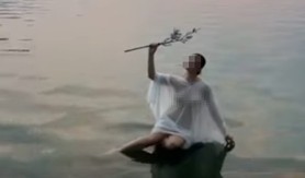Ăn mặc phản cảm chụp "concept" giữa hồ, hot girl khiến CĐM phải nhăn mặt