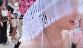 Cô gái diện đồ phản cảm đi lễ hội Mông gây tranh cãi