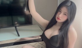 Quay "content chơi chơi", My Tây bất ngờ ngã sõng soài khiến người xem hoảng hốt