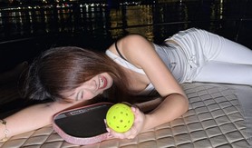 Nàng Kim nằm dài khoe dáng trên du thuyền, không quên checkin vợt Pickleball