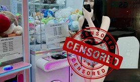 Mặc đồ "thiếu trước hở sau" đi khu vui chơi công cộng, cô gái khiến người qua đường ngán ngẩm cực độ