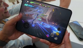 Choáng ngợp khi chơi game với iPhone Duo: Chuyển cảnh "mượt" không vết xước thế này thì game thủ nào chịu nổi?