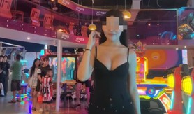 Ăn mặc hở hang giữa TTTM, hot girl khiến CĐM dấy lên phẫn nộ