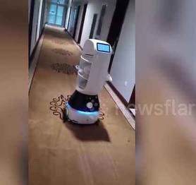 Giữa đại dịch, dân Trung Quốc dùng robot để giao đồ ăn cho người bệnh bị cách ly