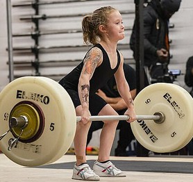 7 tuổi nâng tạ 80kg, cô bé lực sĩ khiến cộng đồng mạng trầm trồ, đặt biệt danh "con gái Hercules"