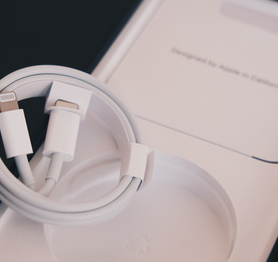 Không chỉ iPhone 12, ngay cả củ sạc Apple cũng cháy hàng, tăng giá tại Việt Nam