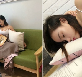 Đọc sách rồi ngủ gật lộ phần lớn vòng một gợi cảm, cô nàng bỗng chốc vụt sáng thành hot girl chỉ sau một ngày