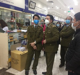 Hàng loạt cửa hàng thuốc ở Hapulico tháo biển "không bán khẩu trang, nước rửa tay, miễn hỏi” sau khi công an vào cuộc