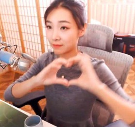 Thủ khoa đại học, tốt nghiệp thạc sĩ, nàng hot girl bất ngờ lựa chọn trở thành streamer, bị cả họ phản đối và cái kết khiến tất cả ngỡ ngàng