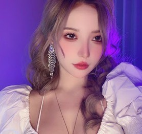 Vô tình để lộ thu nhập trăm tỷ ngay trên sóng livestream, nữ streamer vẫn kêu trời vì bị chậm lương "như cơm bữa"