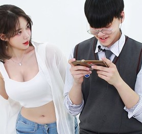 Đo độ tập trung của nam giới bằng cách chơi game khi bị gái xinh "mời gọi", YouTuber thu được kết quả bất ngờ