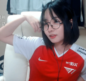 Thuộc biên chế T1 nhưng lại cổ vũ đối thủ đánh bại T1, nữ streamer LMHT bị chỉ trích "ăn cháo đá bát"