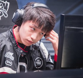 Tái xuất LPL sau hơn 2 năm trời, huyền thoại Clearlove nhận quả đắng khi EDG thua trắng áo