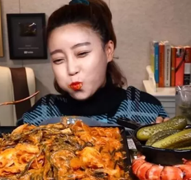 Ăn Mukbang quá đà, nữ YouTuber bất ngờ vọt huyết áp lên 300, nhập viện một tháng vẫn chưa trở lại