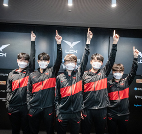 Đội hình gồm 1 lão tướng và 4 tài năng trẻ, điều gì đã giúp Faker và các đồng đội trở thành "độc cô cầu bại"?