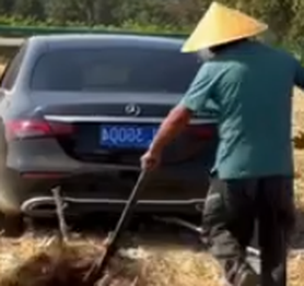 Độc lạ: Dùng xế hộp bạc tỷ xuống ruộng thay cho trâu cày, bác nông dân khiến dân mạng xuýt xoa