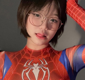 Mặt 'học sinh', nữ game thủ cứ cosplay lại khiến cả cộng đồng 'sốt xình xịch'