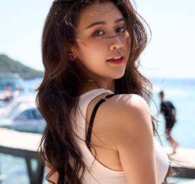 Gái xinh "18+" bật khóc trên sóng, nguyên nhân rơi lệ gây chú ý