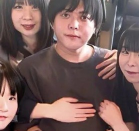 Người đàn ông có 4 vợ và 2 bạn gái, được "bao nuôi" không phải đi làm, mỗi tối sẽ "chọn một phòng"