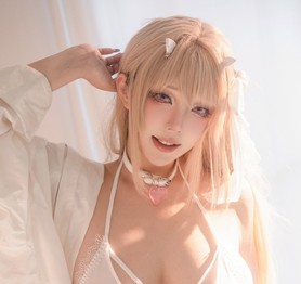 Hot girl siêu vòng 1 khiến fan mê mệt không thể rời mắt