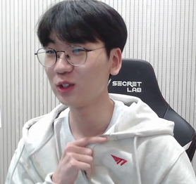 Trong thời khắc khó khăn, nghi vấn T1 vô tình được "đại kình địch" ra tay giúp đỡ