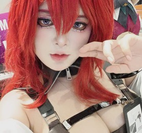 Ngắm loạt ảnh đời thường của nữ coser nóng bỏng, khui danh tính khiến fan nam phải "rén"