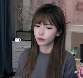 Khóc lóc "than nghèo kể khổ" trên sóng, nữ streamer bị fan "bóc phốt" đi xe 20 tỷ
