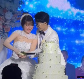 Ngân Sát Thủ xinh đẹp trong ngày lên xe hoa, cùng chồng kém 9 tuổi song ca ngọt ngào