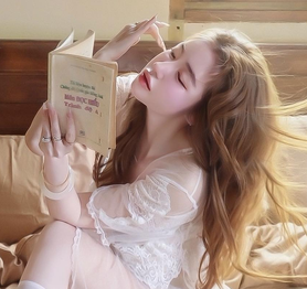 Sau loạt ảnh nóng bỏng, Elly Trần lại tung clip táo bạo khiến cộng đồng mạng ngỡ ngàng