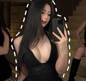 Hot girl chuyên diện đồ táo bạo làm fan ngỡ ngàng