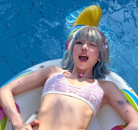 Ciin diện bikini nóng bỏng, đọ dáng với Xuân Ca, fan nhận không ra