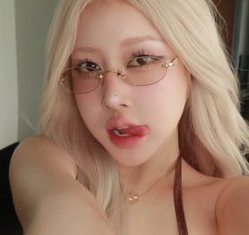 "Rosé bản Việt" gia nhập đường đua bikini, nóng bỏng chẳng kém bạn thân Ciin